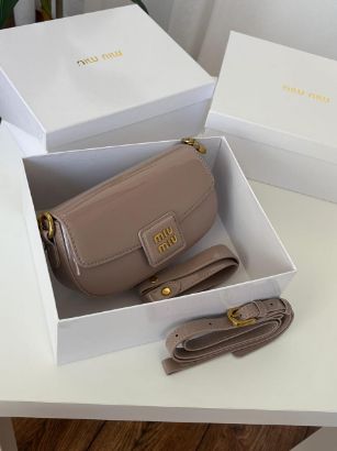 صورة حقيبة Miu Miu بلون البيج اللامع