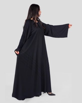 صورة عباية سوداء نسائية بتصميم مخيط