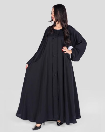 صورة عباية سوداء بأزرار أمامية وجيوب جانبية