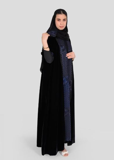 صورة عباية مخمل مطرزة كاملة مع طرحة مطابقة