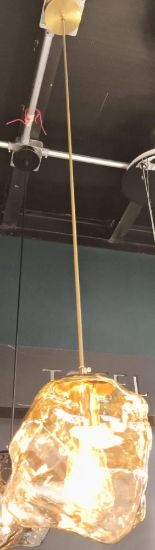 صورة معلقة ذهبية