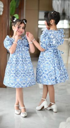 صورة فستان بناتي أزرق مشجر