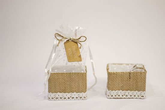 صورة علب توزيعات  عليها خيش