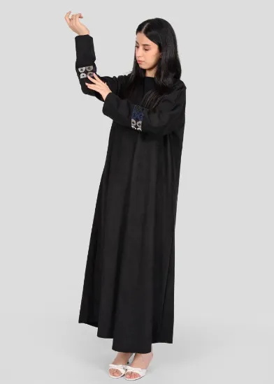 صورة عباية شامواه مفتوحة بتطريز الأكمام