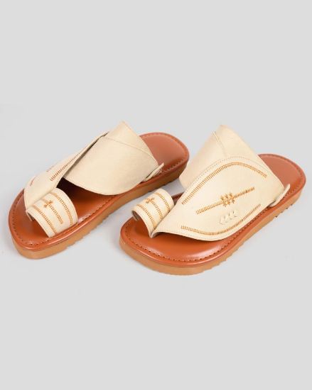 صورة نعال رجالي بنقوش شرقية