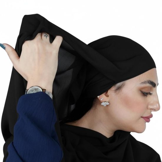 صورة حجاب نسائي بندانة رأس لون اسود