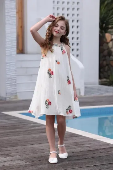 صورة فستان بناتي أبيض بتطريز زهور ملون