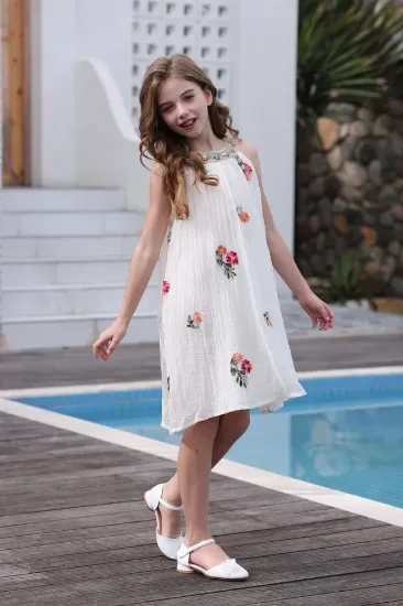 صورة فستان بناتي أبيض بتطريز زهور ملون