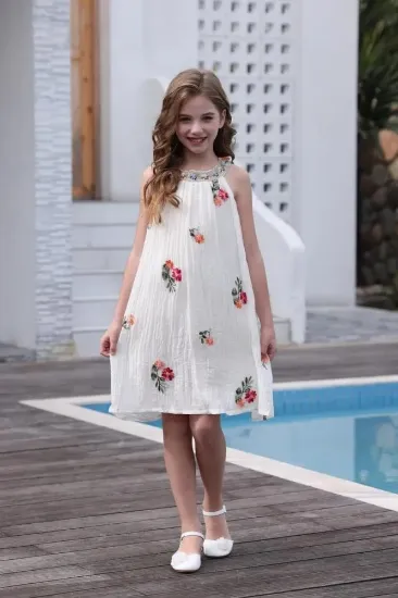 صورة فستان بناتي أبيض بتطريز زهور ملون