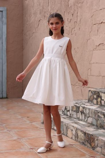 صورة فستان بناتي ابيض بفيونكة بالخصر