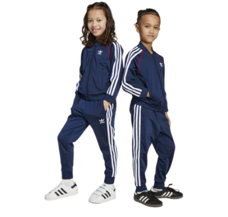 صورة لقسم ملابس رياضية للأطفال