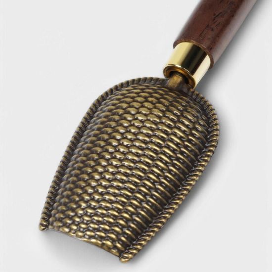 صورة ملعقة شاي خشبي ورأس معدني